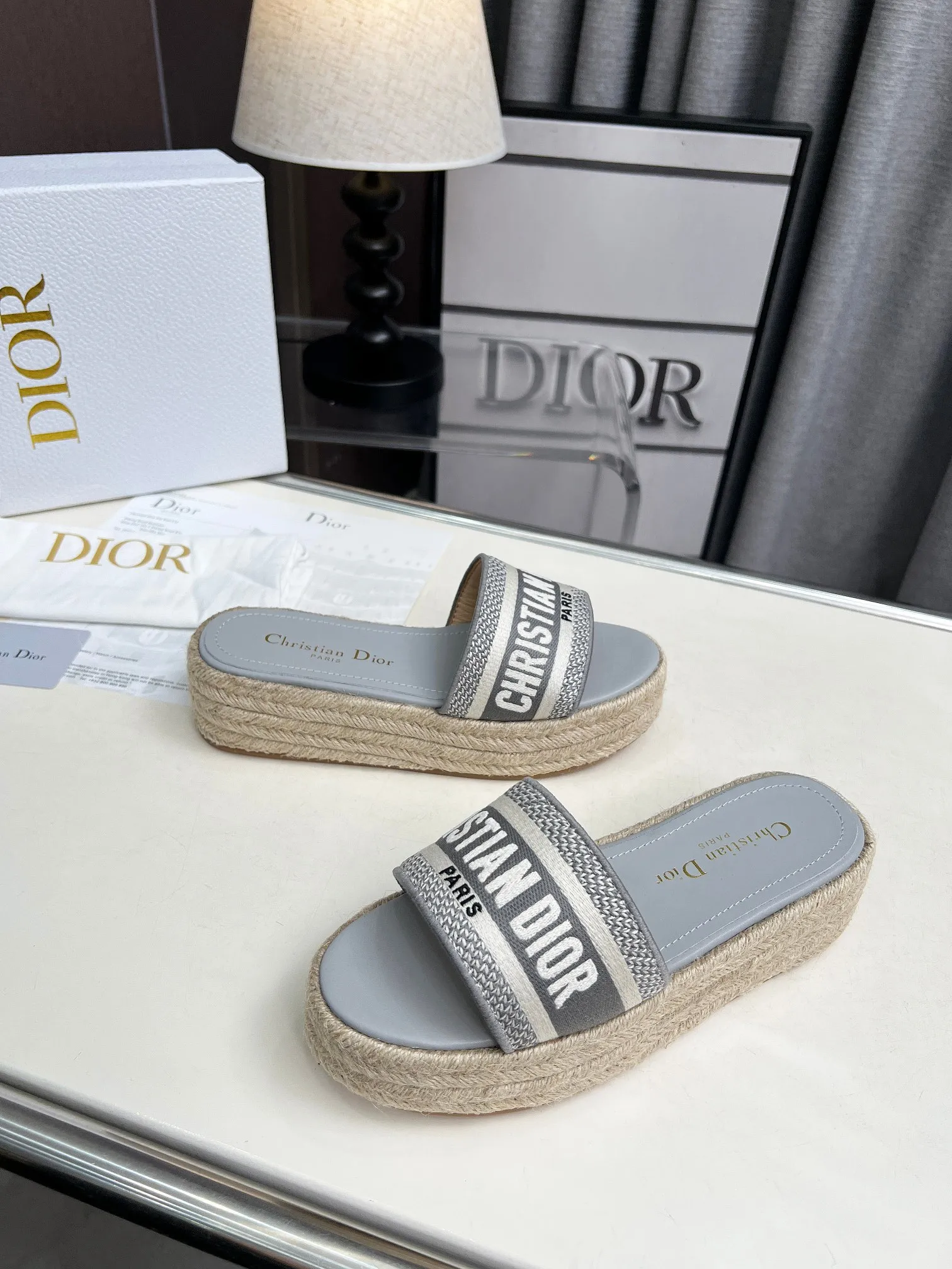 💕💕Factory direct selling price p420💕💕 Dior Dior spring and summer new IVIETA DWAY jelly color flat-bottomed one-slip women's shoes with color matching CD letter logo three-dimensional embroidery thick-soled round toe open-toe slippers. The original version is developed to be the top version on the market. It feels soft and delicate on the feet and is extremely comfortable. Material: Upper imported raffia electric embroidery high-temperature water-soluble cotton technical fabric + water-dyed cowhide foot lining + original consistent combination outsole Outsole: original outsole Size: 35-42 (40.41.42 custom-made, non-refundable and non-exchangeable)